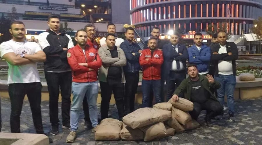 'Erdoğan kazanırsa heykelini dikerim' demişti! AK Parti'li gençler, Bolu Belediyesinin önüne çimento torbaları bıraktı