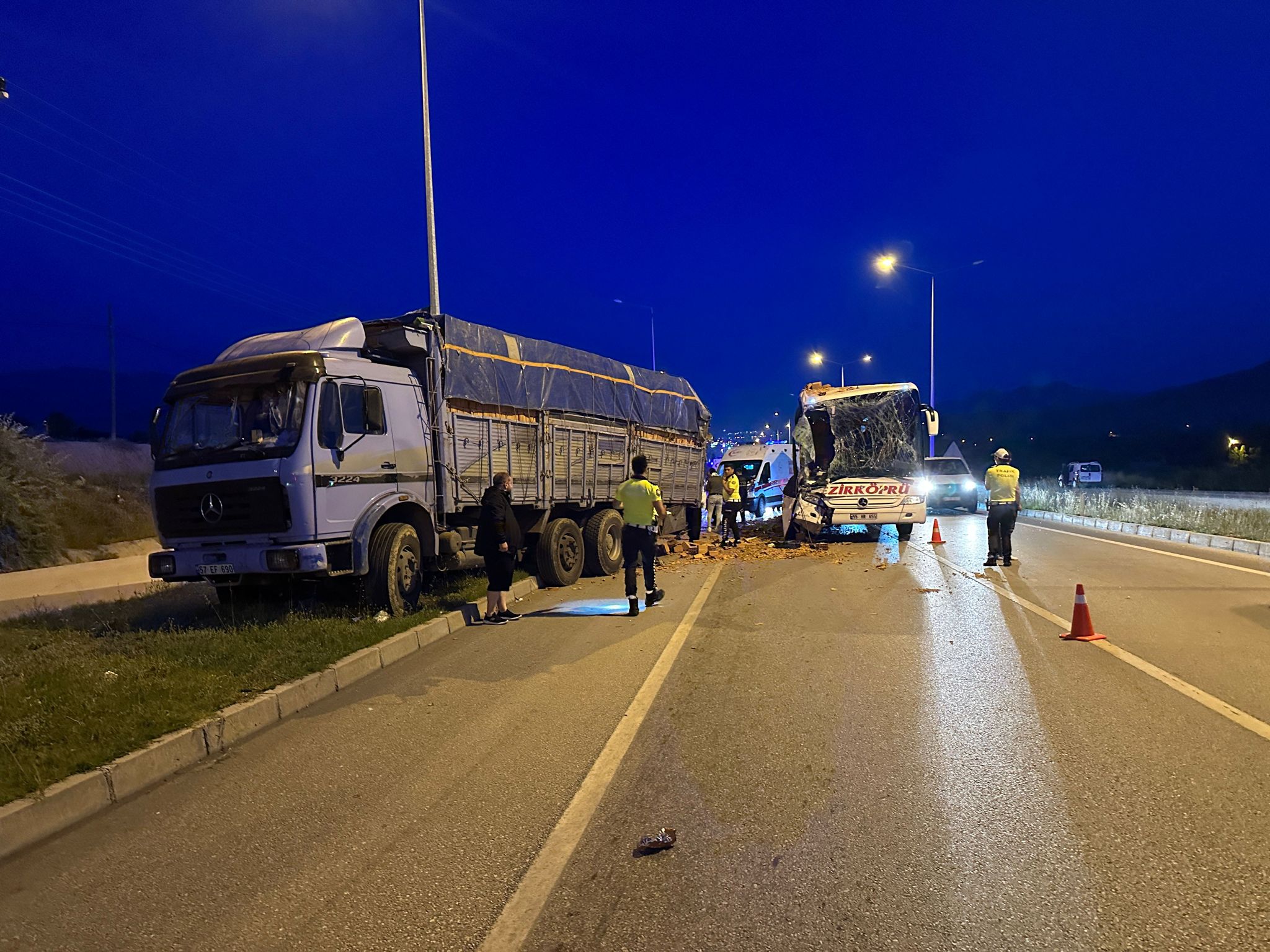 YOLCU OTOBÜSÜ İLE TUĞLA YÜKLÜ KAMYON ÇARPIŞTI