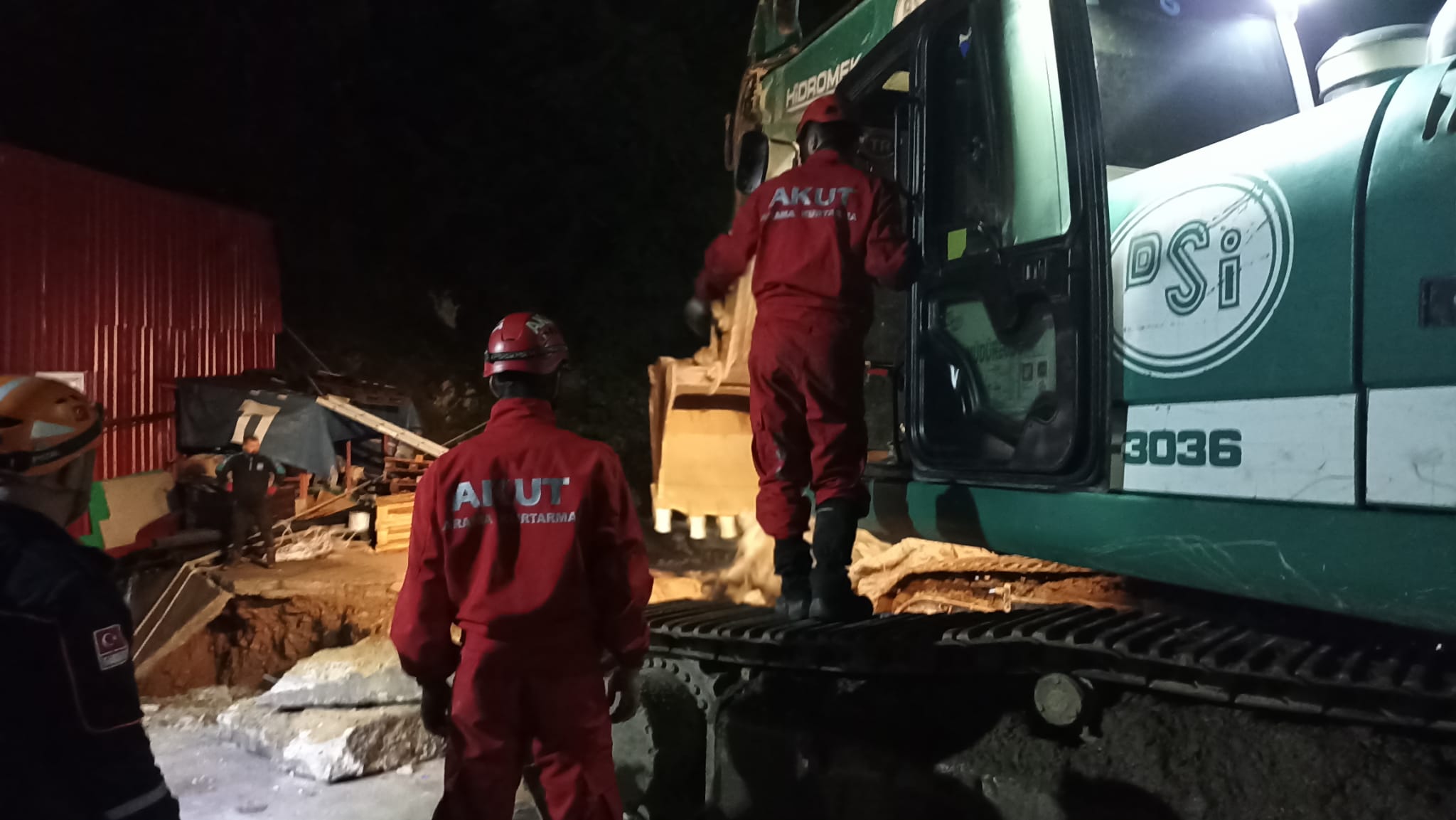 GİRESUN'DA ÜÇ KİŞİ GÖÇÜK ALTINDA KALDI