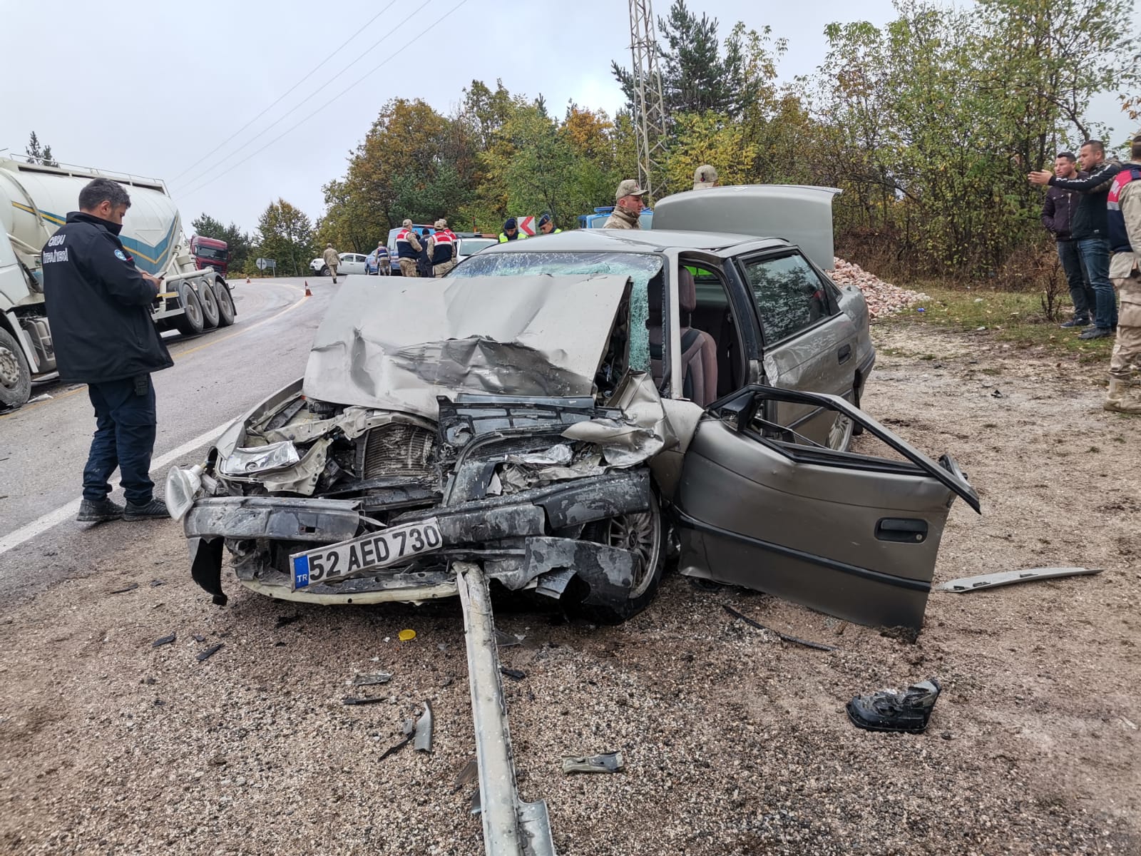 Ordu'da otomobil ile tırın çarpıştığı kazada 3 kişi öldü, 3 kişi yaralandı