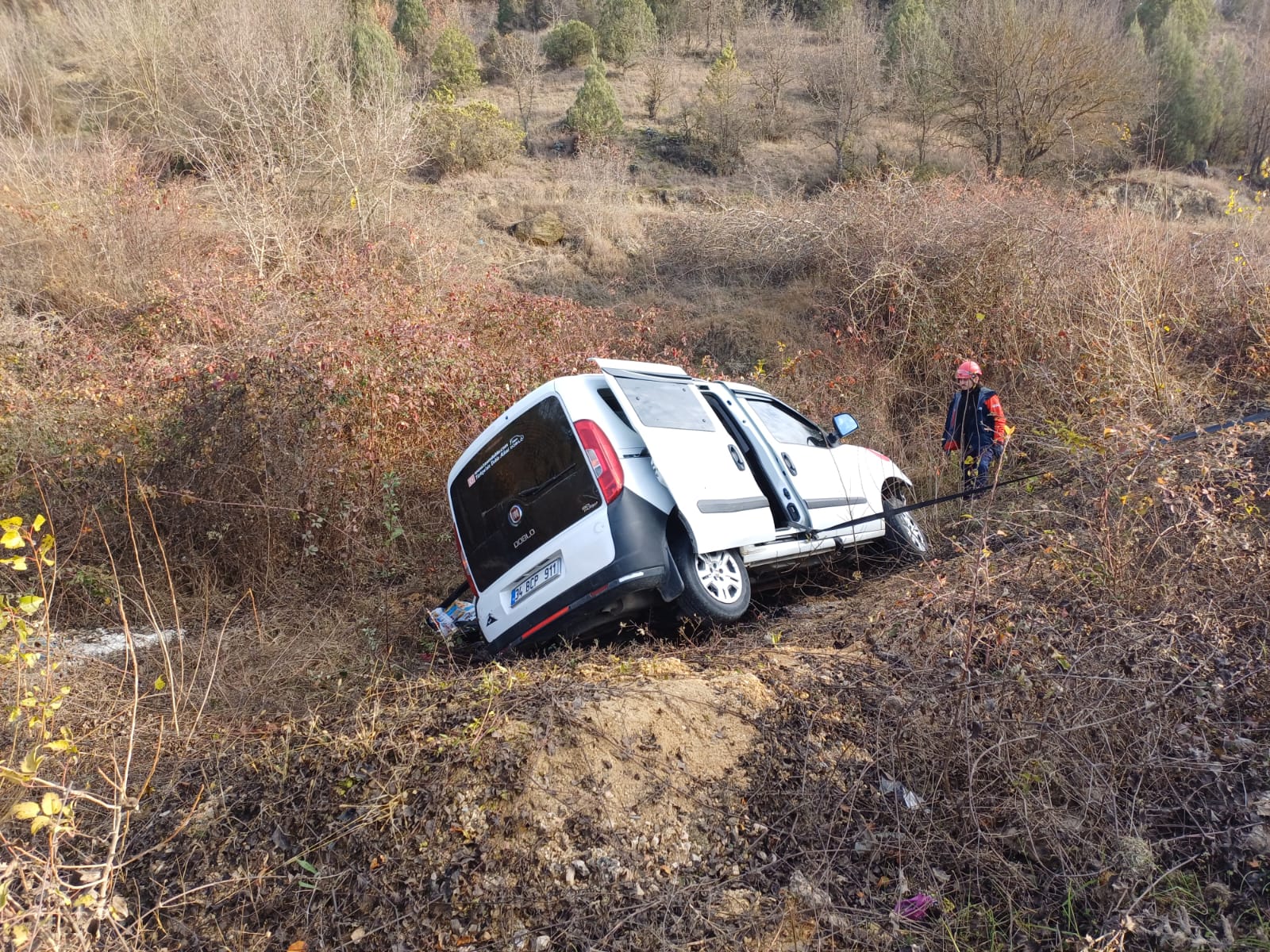 Şarampole devrilen hafif ticari araçtaki 1 kişi öldü, 1 kişi yaralandı