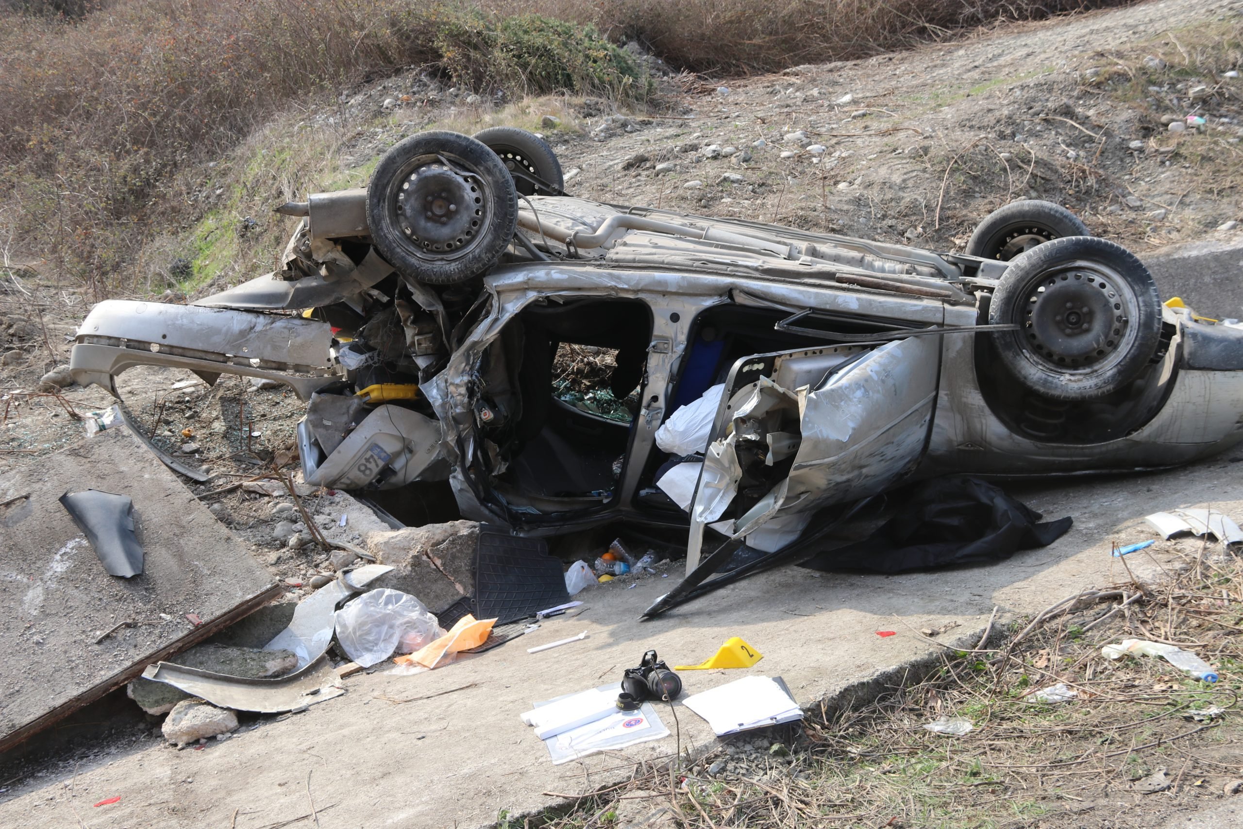 Su kanalına devrilen otomobildeki 1 kişi öldü, 1 kişi yaralandı