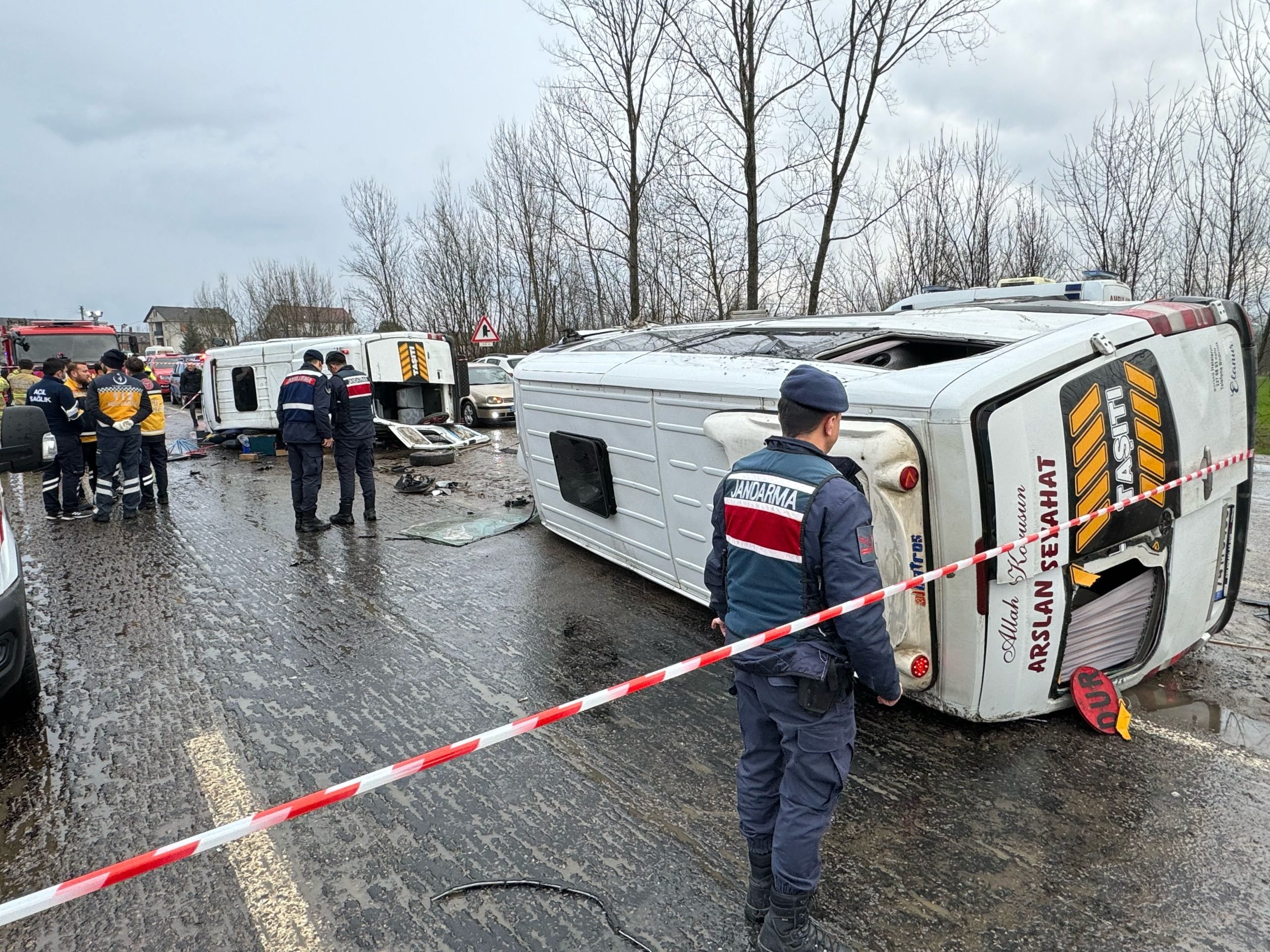 İşçi servislerinin çarpıştığı kazada 1 kişi öldü, 27 kişi yaralandı