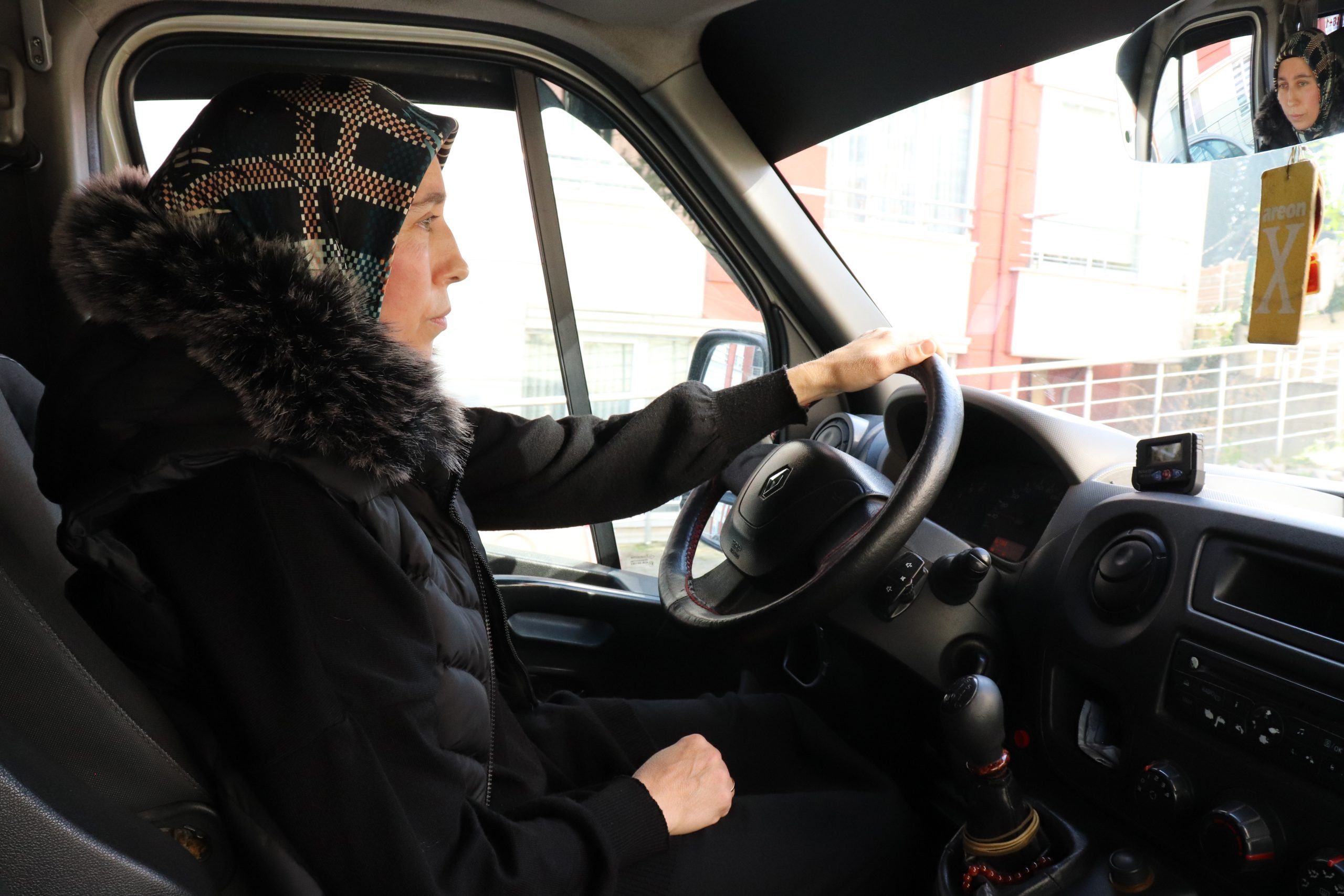 Ordu'da 4 çocuk annesi dolmuş şoförlüğü yaparak aile ekonomisine katkı sağlıyor