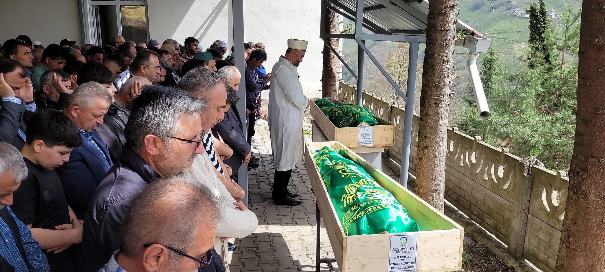 Ordu'da tarım aracının devrildiği kazada ölen baba ve oğlunun cenazesi defnedildi
