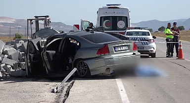 Bordür taşına çarpan otomobildeki karı koca öldü, çocukları yaralandı