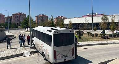 Otobüs terminaline düşen midibüsteki 15 kişi yaralandı