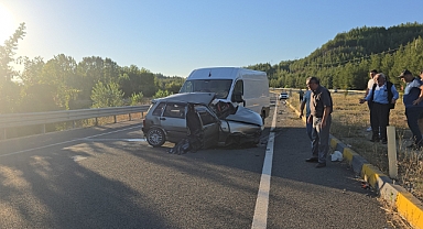 Panelvanla otomobilin çarpıştığı kazada 1 kişi öldü, 1 kişi yaralandı