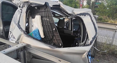 Refüje çarpan hafif ticari araçtaki çocuk öldü, 2 kişi yaralandı