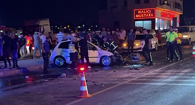 Tıra çarpan otomobildeki 2 kişi öldü, 3 kişi yaralandı