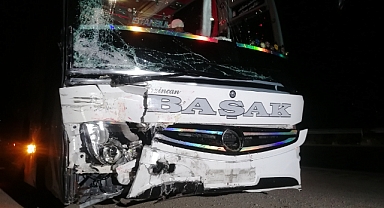 Yolcu otobüsü ile otomobilin çarpıştığı kazada 2 kişi öldü, 3 kişi yaralandı