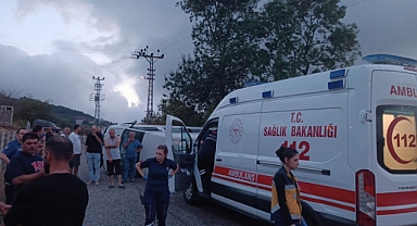 Fındık işçilerini taşıyan minibüsün devrilmesi sonucu 15 kişi yaralandı