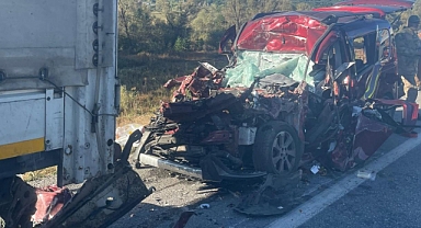 Hafif ticari araç tıra çarpması sonucu 3 kişi öldü, 2 kişi yaralandı