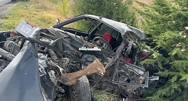 İki otomobilin çarpışması sonucu anne ve oğlu hayatını kaybetti