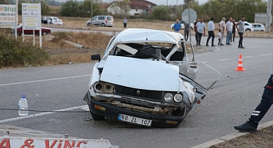 İki otomobilin çarpıştığı kazada 1 kişi öldü, 3 kişi yaralandı