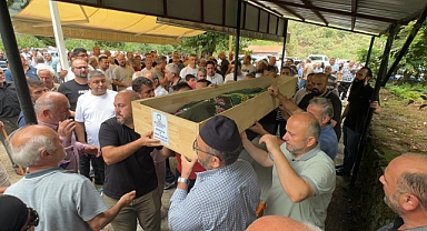 Ordu'da öğretmenin okul bahçesinde aracıyla çarpması sonucu ölen 7 yaşındaki öğrenci toprağa verildi