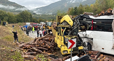 Otobüsle kamyonun çarpıştığı kazada 2 kişi öldü, 24 kişi yaralandı