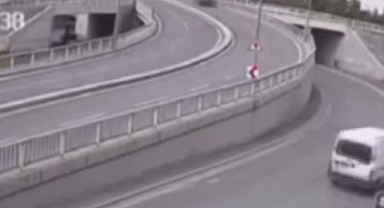 Otomobille köprülü üst geçitten düşerek yaşamını yitiren sürücünün kazası güvenlik kamerasına yansıdı