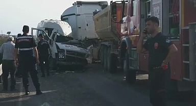 Tır ile servis minibüsünün çarpışması sonucu 3 kişi öldü, 8 kişi yaralandı