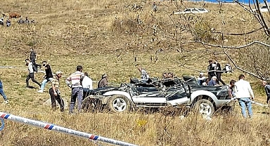 Uçuruma devrilen kamyonetteki 2 kişi öldü