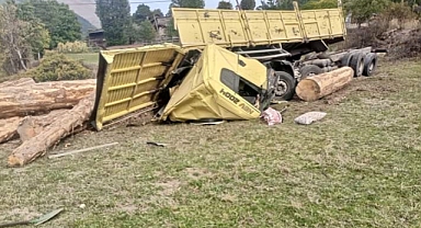 Giresun'da tomruk yüklü kamyon devrildi