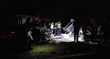 Hafif ticari araçla otomobilin çarpışması sonucu 2 kişi öldü, 2 kişi yaralandı