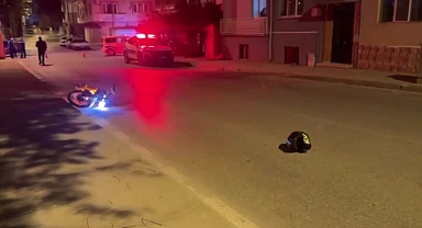 Kaldırıma çarpıp yola savrulduktan sonra otomobilin çarptığı motosiklet sürücüsü öldü