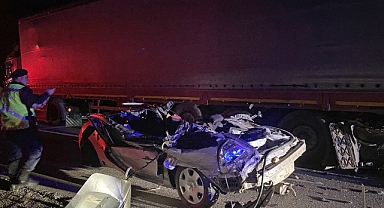 Lastiği patlayan tıra çarpan otomobilin sürücüsü hayatını kaybetti