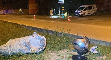 Motosiklet ile motorlu bisikletin çarpıştığı kazada 1 kişi öldü, 2 kişi ağır yaralandı