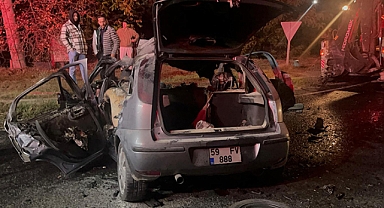Otomobil ile iş makinesi çarpıştı, 5 kişi öldü 1 kişi yaralandı