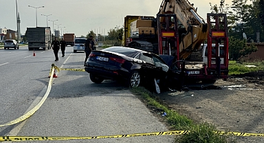 Park halindeki tırın dorsesine çarpan otomobildeki sürücü öldü