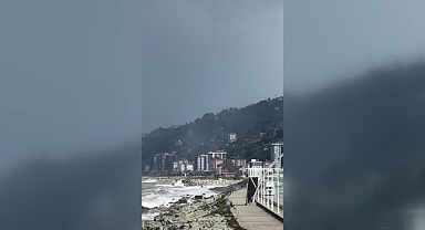 Rize'de hortum binanın çatısını uçurdu
