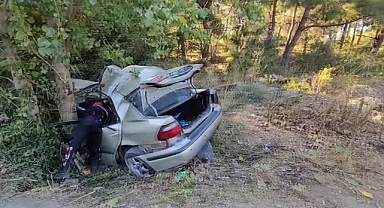Yoldan çıkan otomobil ağaca çarptı: 1 ölü, 1 yaralı