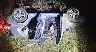 Devrilen otomobildeki bebek öldü, 5 kişi yaralandı