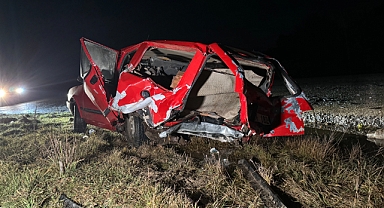 Hafif ticari araç ile otomobilin çarpıştığı kazada 1 kişi öldü, 2 kişi yaralandı