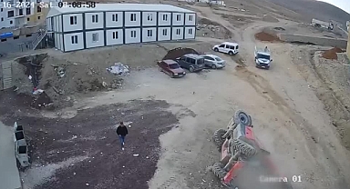 İş makinesinin devrilmesi sonucu iki çocuğun öldüğü kaza kamerada