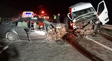 Minibüsle otomobilin çarpıştığı kazada 3 kişi öldü, 5 kişi yaralandı