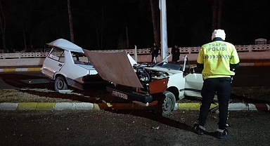 Aydınlatma direğine çarparak ikiye bölünen otomobildeki 1 kişi öldü, 1 kişi yaralandı