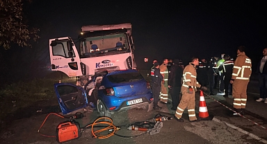Kamyon ile otomobilin çarpıştığı kazada 5 genç yaşamını yitirdi