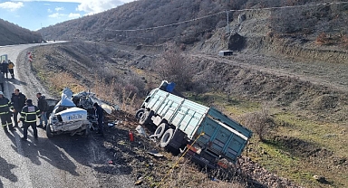 Kamyonla otomobilin çarpıştığı kazada 2 kişi öldü