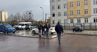 Karısının arkadaşını bıçakla öldüren, eşini de ağır yaralayan zanlı tutuklandı