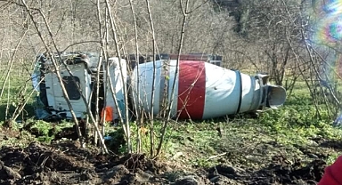 ORDU'DA BETON MİKSERİ FINDIK BAHÇESİNE DEVRİLDİ