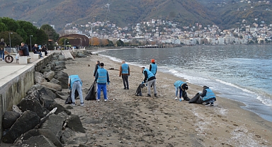 Ordu'da yükümlüler sahildeki atıkları temizledi