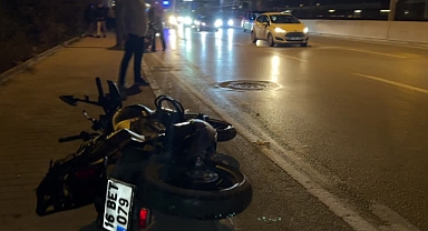 Otomobile çarpıp savrulan motosikletteki 2 kişi öldü
