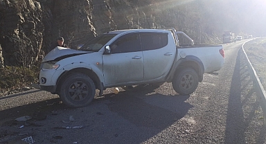 Otomobille pikabın çarpıştığı kazada 1 kişi öldü, 1 kişi yaralandı