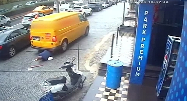 Panelvan minibüsün geri manevra sırasında yayaya çarpması kamerada