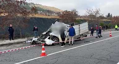 Tırla çarpışan kamyonetin sürücüsü öldü