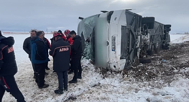 Yolcu otobüsü devrildi 15 kişi yaralandı 