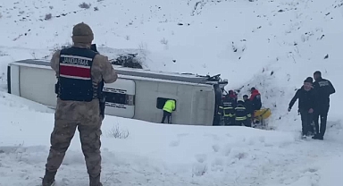 Yolcu otobüsü şarampole devrildi 