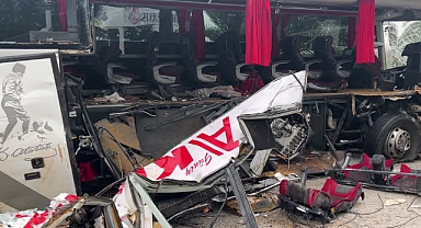 Yolcu otobüsünün tırla çarpışması sonucu 1 kişi öldü, 20 kişi yaralandı